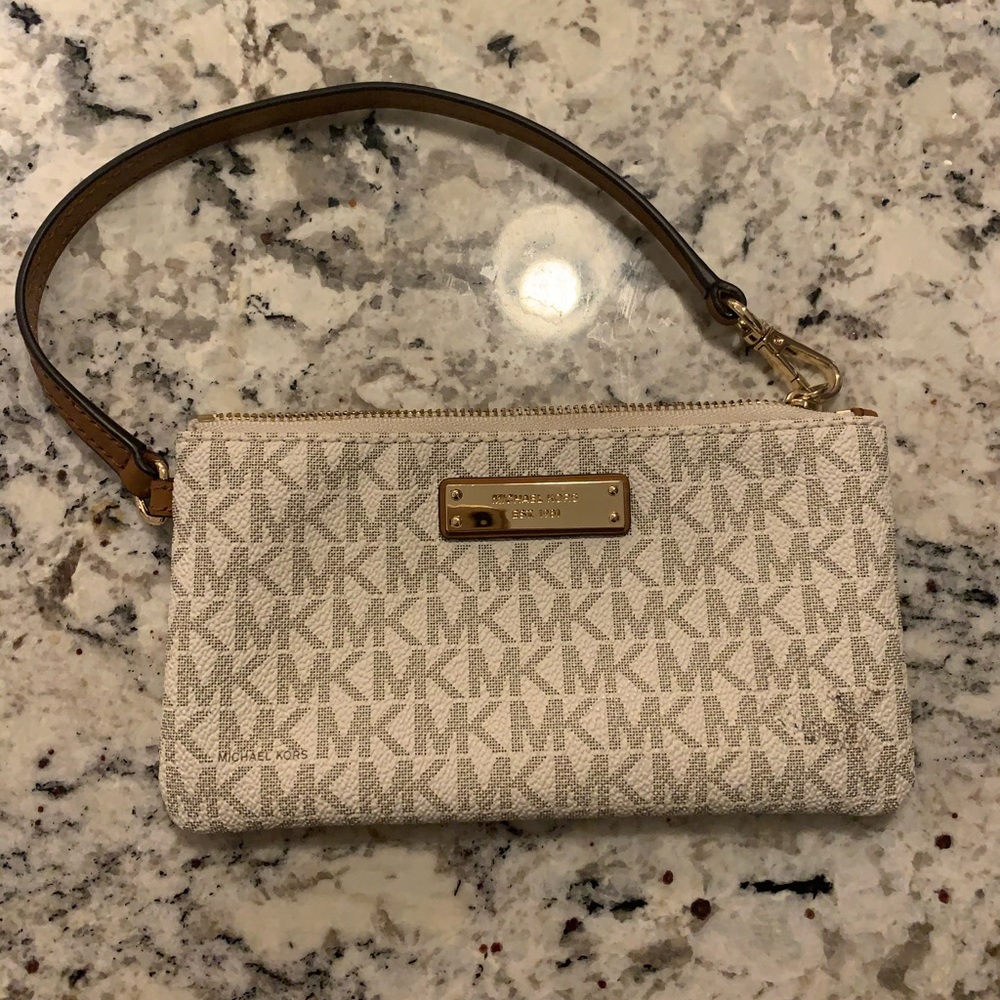 Micheal Kors Signature Jet Set Medium Wristlet